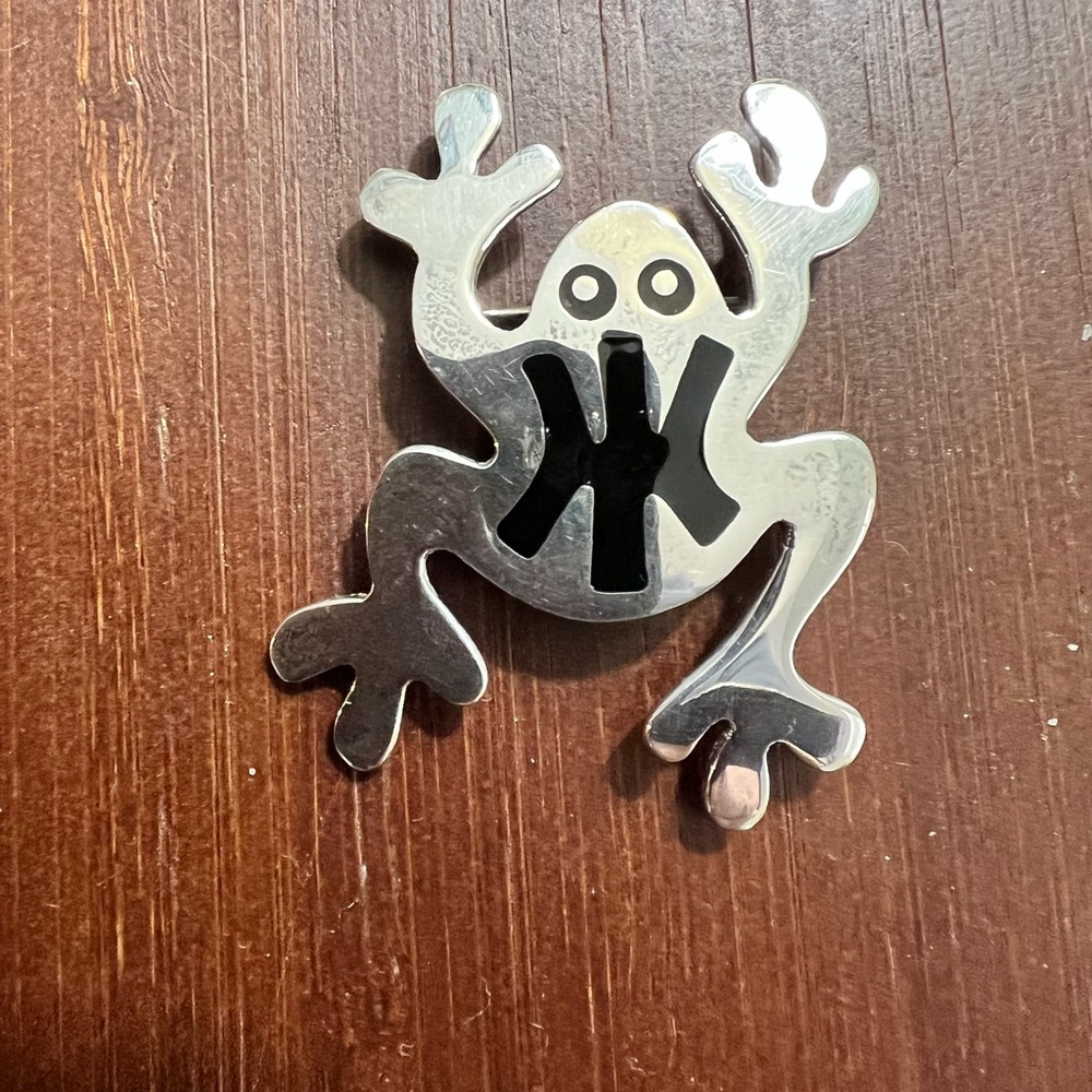 Vintage Anne Harvey sterling silver frog brooch with black enamel inlay.